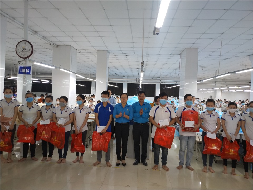 Trao quà Tết cho CNLĐ khó khăn tại Cty TNHH Hoan Vinh tại nơi làm việc. Ảnh: K.Q