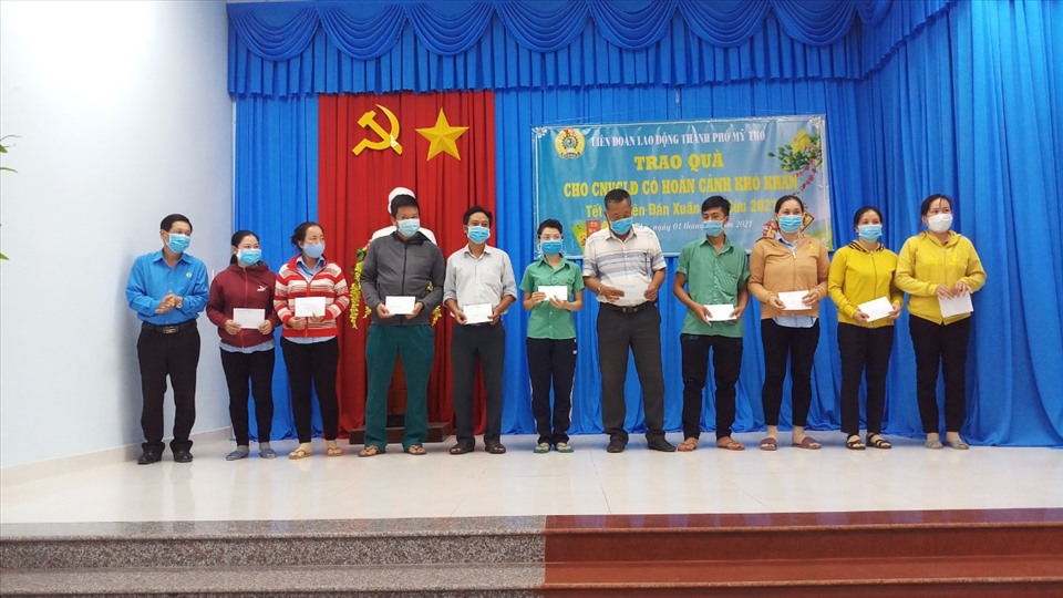Ông Lê Minh Hùng - Phó Chủ tịch LĐLĐ tỉnh Tiền Giang (ngoài cùng bên trái) - trao quà Tết cho CNVCLĐ khó khăn. Ảnh: K.Q