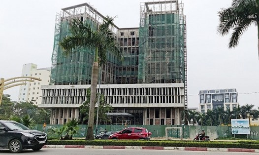 Công trình tòa nhà trụ sở Sở Tài chính Nghệ An - nơi xảy ra vụ tai nạn rơi cẩu vận thăng. Ảnh: QH