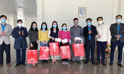 Công đoàn các KKT tỉnh Hà Tĩnh tổ chức trao quà Tết cho đoàn viên khó khăn ở Vũng Áng. Ảnh: CĐ.