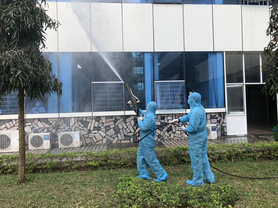 Tỉnh Gia Lai tăng cường truy vết F1, phun khử khuẩn các điểm có ca dương tính SARS-CoV-2. Ảnh TTuấn