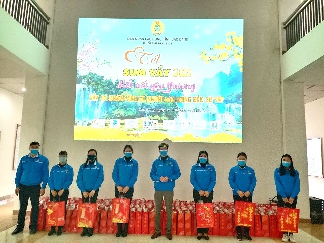 Lãnh đạo LĐLĐ tỉnh Cao Bằng trao quà cho đoàn viên. Ảnh: Thuỳ Dương