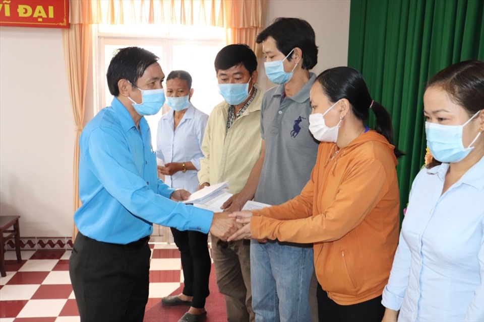 Chủ tịch LĐLĐ tỉnh Đồng Tháp Trần Hoàng Vũ trao quà cho đoàn viên công đoàn. Ảnh: Lưu Hùng