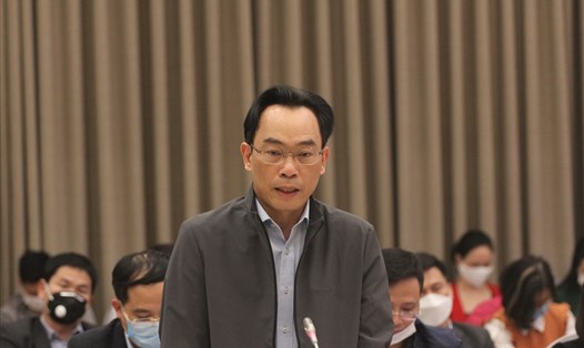 Thứ trưởng Bộ Giáo dục và Đào tạo Hoàng Minh Sơn trả lời báo chí. Ảnh Phạm Đông
