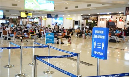 Siết chặt kiểm soát dịch bệnh tại sân bay Nội Bài. Ảnh: NIA