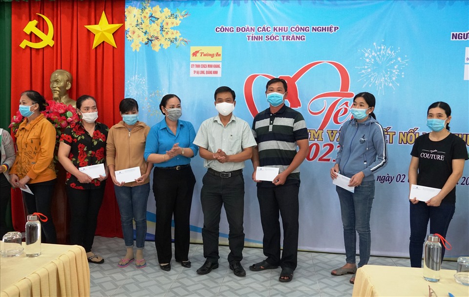 Đồng chí Lục Bích Phúc - Phó Chủ tịch Thường trực LĐLĐ tỉnh Sóc Trăng (áo xanh) - trao quà cho đoàn viên. Ảnh: Anh Khoa
