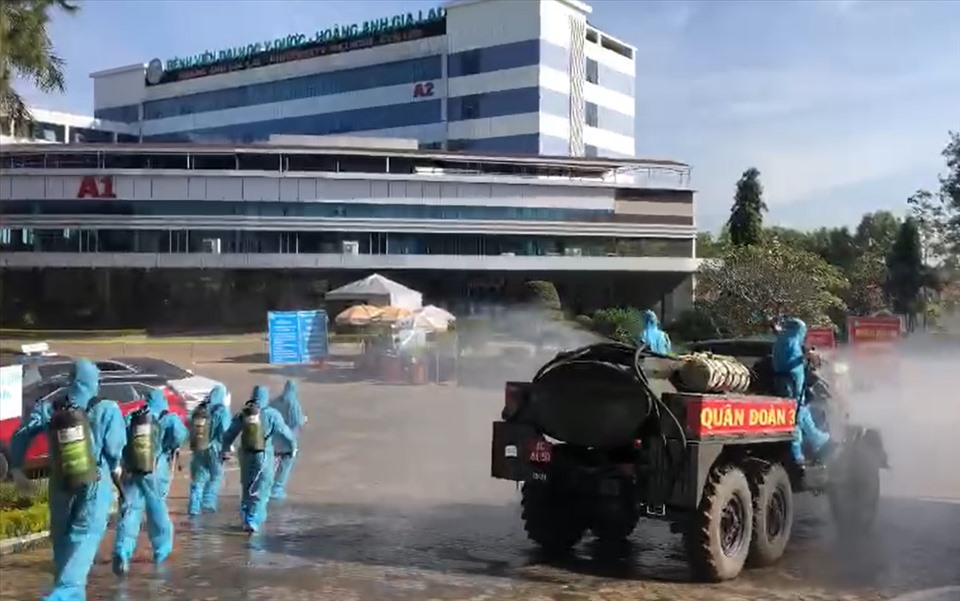 Quân đội vào phun khử khuẩn ở Bệnh viện Đại học Y dược Hoàng Anh Gia Lai. Ảnh TTuấn