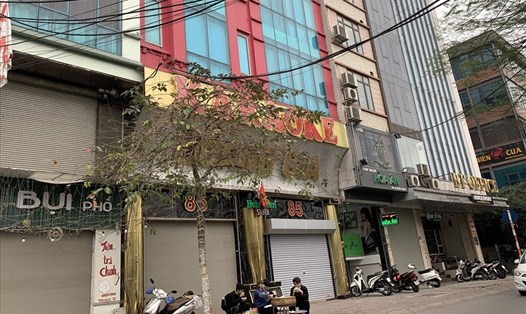 Tất cả quán karaoke trên đường Nguyễn Khang đóng cửa theo chỉ đạo của Thành phố. Ảnh: Văn Đức