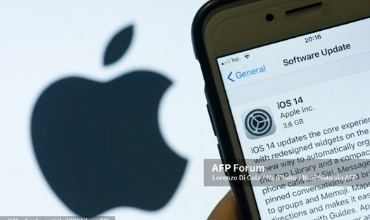 Bản cập nhật iOS mới cho phép mở khóa iPhone khi đeo khẩu trang. Ảnh: AFP