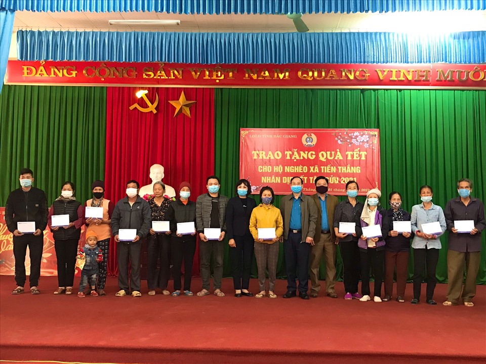 Ông Lê Đức Thọ, Phó Chủ tịch Liên đoàn Lao động tỉnh trao quà tết cho đại diện hộ nghèo, cận nghèo xã Tiến Thắng, huyện Yên Thế. Ảnh: Nguyễn Thị Mơ