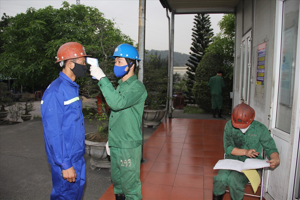 Thợ lò Công ty Than Hòn Gai thực hiện kiểm tra y tế và ghi sổ theo dõi trước khi vào ca sản xuất. Ảnh: Văn Tiến