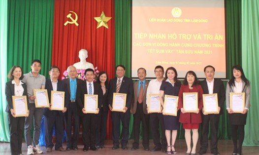 Thường trực LĐLĐ tỉnh Lâm Đồng tri ân các đơn vị đồng hành cùng chương trình "Tết Sum vầy" Tân Sửu 2021. Ảnh: Thy Vũ