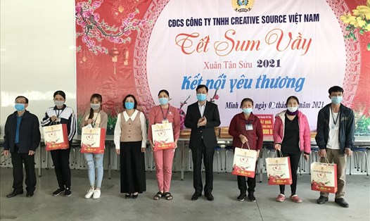 Lãnh đạo LĐLĐ tỉnh Thái Bình, MTTQ Việt Nam huyện, LĐLĐ huyện trao quà cho đoàn viên tại công ty TNHH Creative Souce. Ảnh Bá Mạnh