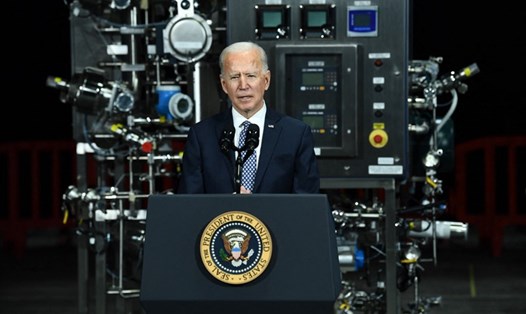 Tổng thống Joe Biden phát biểu khi thăm nhà máy vaccine của Pfizer. Ảnh: AFP.