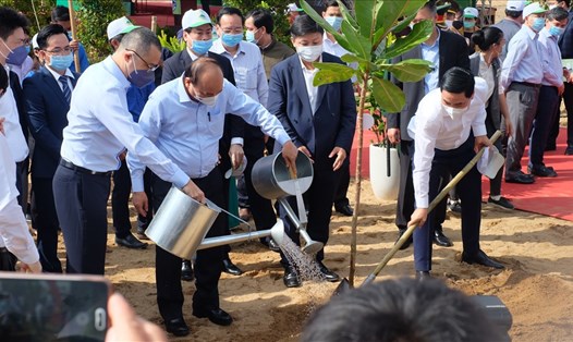 Thủ tướng Chính phủ Nguyễn Xuân Phúc trồng cây xanh tại Phú Yên. Ảnh Phước Tín
