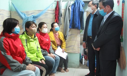 Lãnh đạo Ban quản lý các khu công nghiệp Bắc Ninh, lãnh đạo Công đoàn các Khu công nghiệp tỉnh Bắc Ninh hỏi thăm, động viên, chúc Tết công nhân lao động tại phòng trọ. Ảnh: Phạm Minh Hiểu