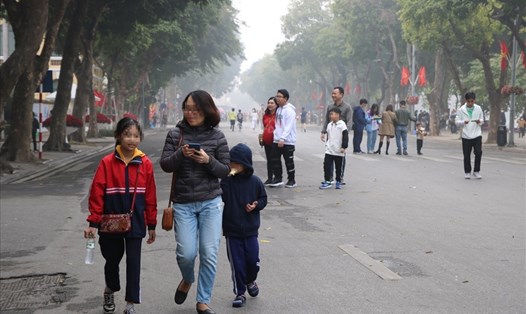 Nhiều người dân không đeo khẩu trang tại phố đi bộ Đinh Tiên Hoàng, Hoàn Kiếm, Hà Nội. Ảnh: Kim Anh.