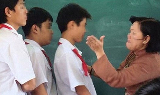 Giáo viên trừng phạt học sinh bằng hình thức tát tai. Ảnh minh họa