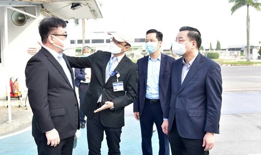 Chủ tịch UBND TP Hà Nội Chu Ngọc Anh thăm động viên sản xuất kinh doanh đầu xuân tại Công ty TNHH TOTO Việt Nam. Ảnh: Công Thọ