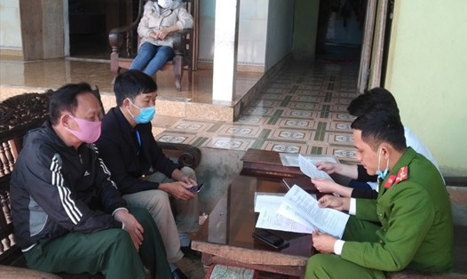 Cơ quan chức năng xã Đồng Hợp, huyện Quỳ Hợp (Nghệ An) lập biên bản xử lý trường hợp vi phạm trong khai báo y tế. Ảnh: TT