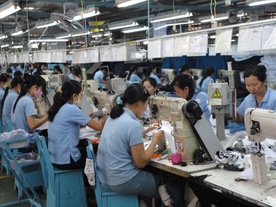 Theo quy định của pháp luật hiện hành, kinh phí công đoàn do cơ quan, tổ chức, doanh nghiệp đóng bằng 2% quỹ tiền lương làm căn cứ đóng bảo hiểm xã hội cho người lao động. Ảnh Nam Dương