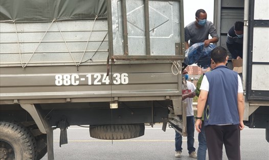 Một xe từ Tuyên Quang đến đón hàng tại Cẩm Giàng (Hải Dương), an toàn chống dịch được thực hiện nghiêm ngặt.