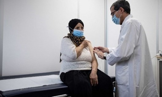 Bác sĩ tiến hành tiêm chủng vaccine COVID-19 cho đối tượng dễ bị tổn thương và trên 75 tuổi tại địa điểm tiêm chủng ở ngoại ô thủ đô Paris, Pháp. Ảnh: AFP