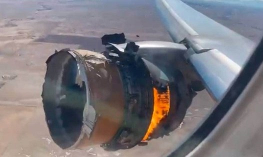 Động cơ bên phải máy bay bốc cháy ngùn ngụt. Ảnh: Twitter/Cảnh sát Broomfield
