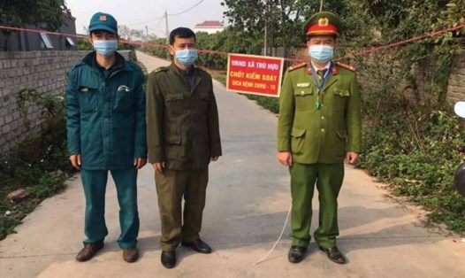 Lực lượng chức năng phong tỏa các tuyến đường dẫn vào thôn Thanh Tân, xã Trù Hựu. Ảnh FB.