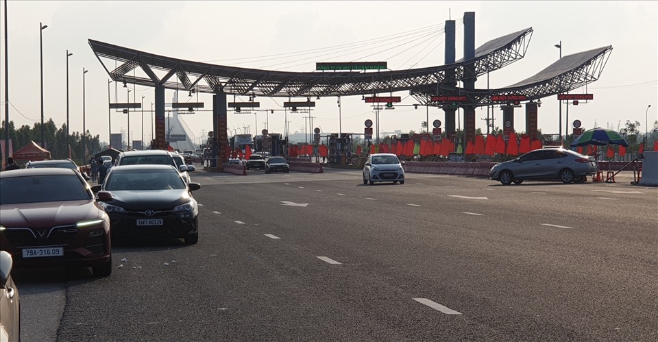 Quảng Ninh vẫn tạm dừng xe khách liên tỉnh. Hiện, cửa ngõ đường bộ duy nhất vào Quảng Ninh là Trạm thu phí cầu Bạch Đằng trên cao tốc Hạ Long - Hải Phòng. Ảnh: Nguyễn Hùng.