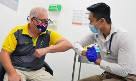 Thủ tướng Scott Morrison là một trong những người đầu tiên mở màn cho chương trình tiêm chủng vaccine COVID-19 ở Australia. Ảnh: AFP