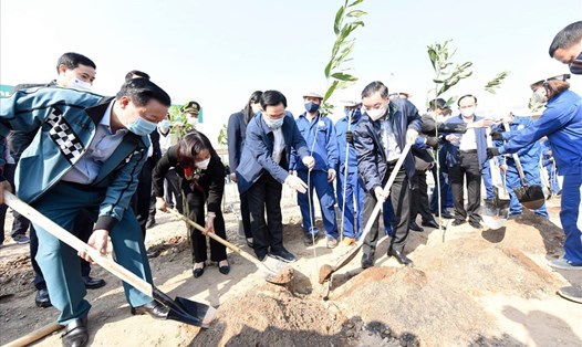 Lãnh đạo thành phố Hà Nội cùng thực hiện việc trồng cây. Ảnh TC