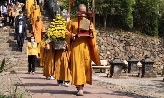 Mọi năm, Lễ hội khai Xuân Yên Tử được tổ chức ở quảng trường cung Trúc Lâm. Năm nay do đại dịch COVID-19, nên Giáo hội Phật giáo tỉnh Quảng Ninh và các đơn vị liên quan chỉ làm các buổi lễ nhỏ gọn. Ảnh: CTV