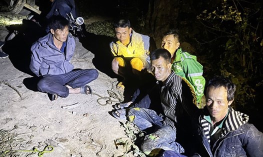 Nhóm đối tượng lâm tặc bị lực lượng chức năng huyện Krông Bông (Đắk Lắk) bắt giữ khai thác gỗ pơ mu trong dịp Tết Nguyên đán Tân Sửu. Ảnh: T.X
