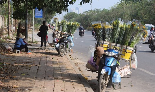 Những xe hoa tươi ế khách nặng trĩu trên đường Đại lộ Thăng Long. Ảnh: Phương Trang