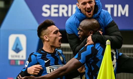 Lukaku cùng Inter Milan có trận thắng đậm trước AC Milan để củng cố ngôi đầu bảng. Ảnh: AFP.