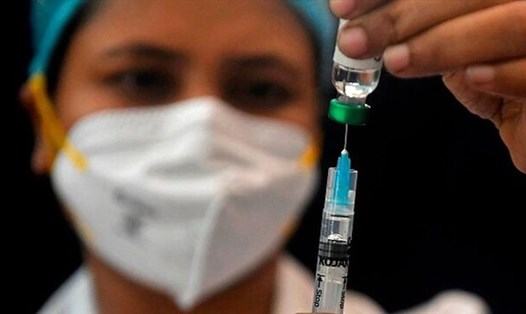 Ấn Độ khuyến cáo tiêm vaccine COVID-19 để ngăn ngừa đại dịch. Ảnh: AFP