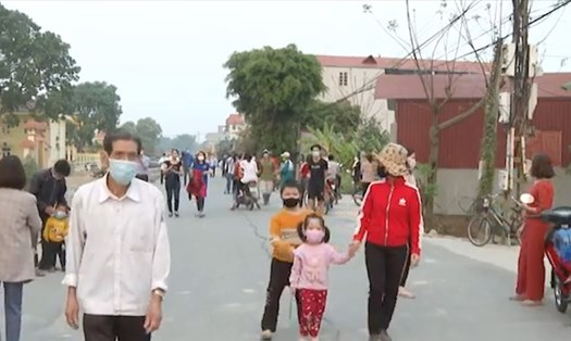 Người dân thôn Nhiêu Đậu (Lương Tài, Băc Ninh) tràn ra đường ăn mừng khi chốt phong tỏa được dỡ bỏ. Ảnh: Nguyễn Phát.