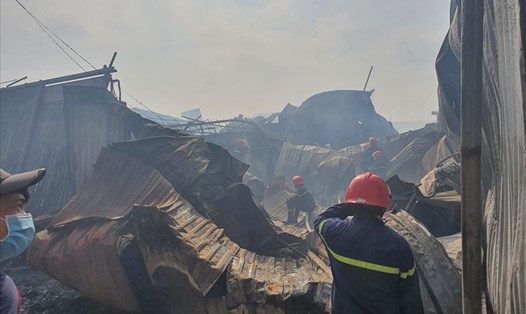 Mái tôn đổ sụp, dãy ki ốt và tiệm đồ gỗ tan hoang sau vụ hỏa hoạn ngày 22.2. Ảnh: Dương Bình