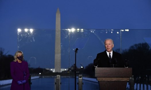 Ông Joe Biden chủ trì lễ tưởng niệm 400.000 người Mỹ thiệt mạng do COVID-19 hôm 19.1. Ảnh: AFP
