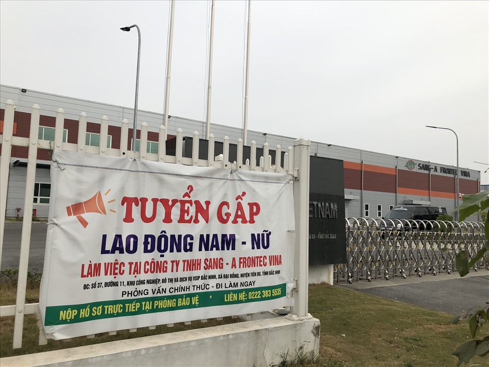 Một công ty trong khu công nghiệp VSIP (Bắc Ninh) đăng tuyển dụng lao động trước cổng. Ảnh chụp thời điểm cuối tháng 1.2021. Ảnh: Bảo Hân
