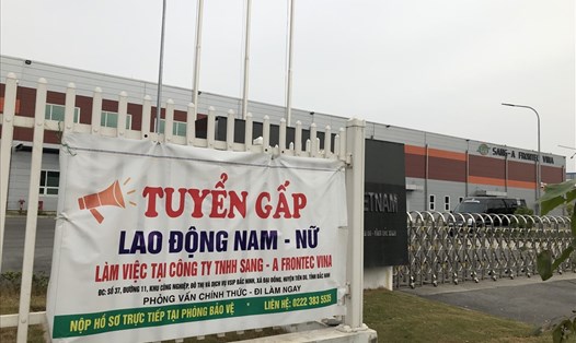 Một công ty trong khu công nghiệp VSIP (Bắc Ninh) đăng tuyển dụng lao động trước cổng. Ảnh chụp thời điểm cuối tháng 1.2021. Ảnh: Bảo Hân