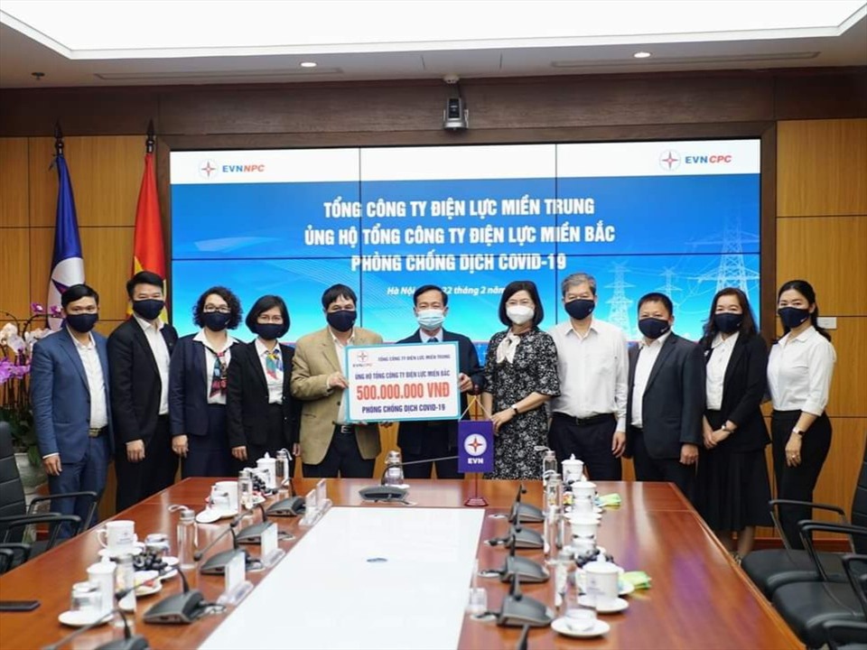 Phó Tổng Giám đốc EVNCPC Lê Nam Hải trao số tiền ủng hộ, góp phần động viên, hỗ trợ đơn vị bạn sớm vượt qua khó khăn do đại dịch COVID-19.