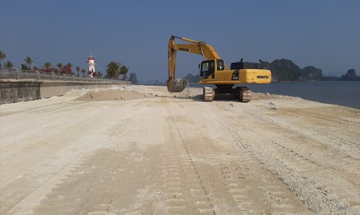 Huyện Vân Đồn yêu cầu Cty tự ý đổ đất lấn biển phải hoàn nguyên, trả lại bãi triều như cũ. Ảnh: Nguyễn Hùng