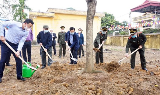 Các đại biểu trồng cây sau lễ phát động tại huyện Sóc Sơn. Ảnh: Võ Lâm