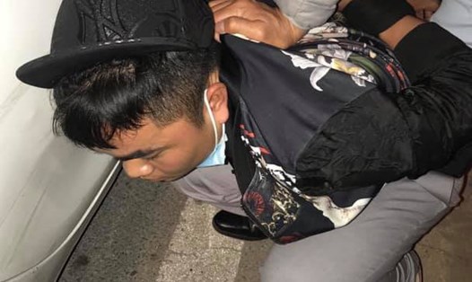 Nguyễn Đình Hiếu bị bắt giữ ngay khi định cướp tài sản của tài xế taxi. Ảnh: CAHN.