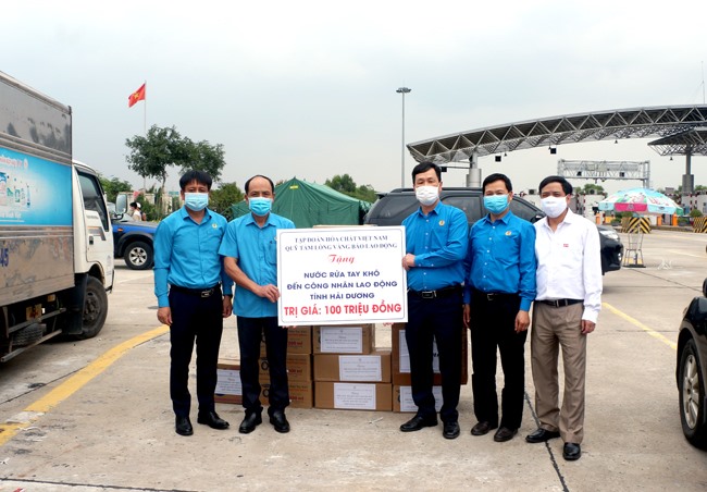 Ông Nguyễn Huy Thông,  Chủ tịch Công đoàn Công nghiệp Hóa chất Việt Nam (thứ 3 từ phải sang) trao các sản phẩm phòng chống COVID-19 cho LĐLĐ tỉnh Hải Dương. Ảnh: Sơn Nguyễn