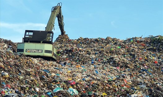 Bãi rác Tân Tạo, tỉnh Bạc Liêu quá tải. Ảnh: Nhật Hồ
