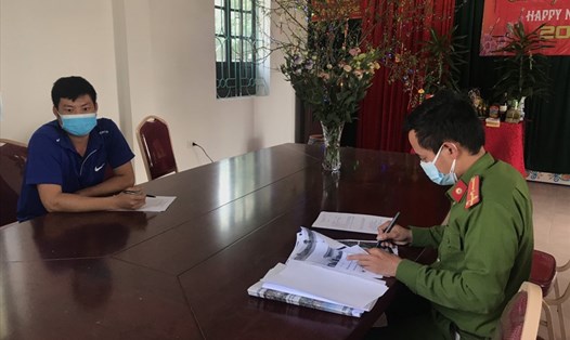 Công an thị xã Đông Triều (Quảng Ninh) làm việc với Nguyễn Đình Sinh về việc đăng tải thông tin sai sự thật trên mạng xã hội. Ảnh: CAQN