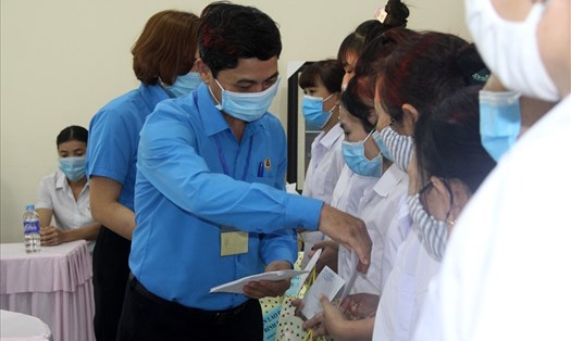 Chủ tịch LĐLĐ tỉnh Bình Định - Nguyễn Mạnh Hùng trao quà cho đoàn viên, người lao động tại Công ty CP May An Nhơn. Ảnh: N.T